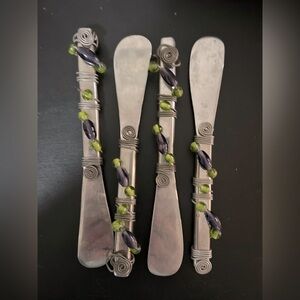 STAINLESS STEEL CHEESE SPREADERS WITH DECORATIVE BEADS ON HANDLE